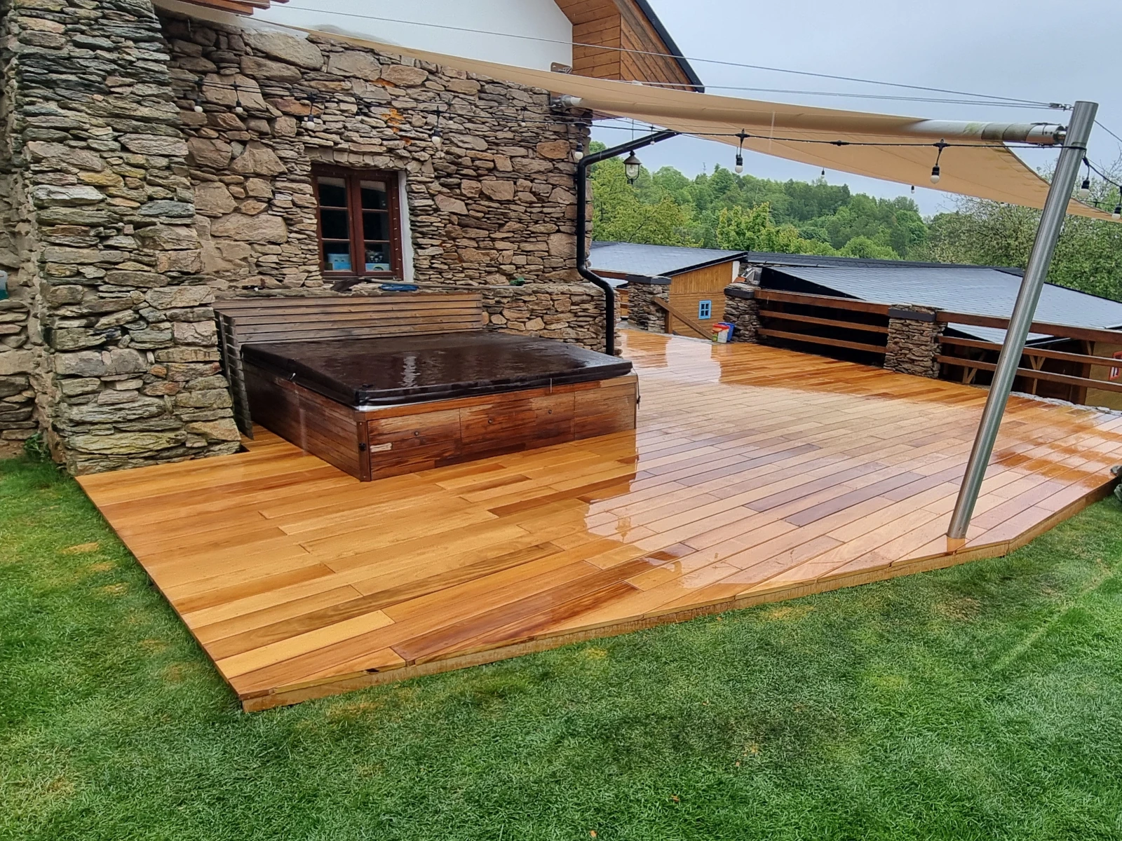 Dřevěná terasa Garapa, Hluboké