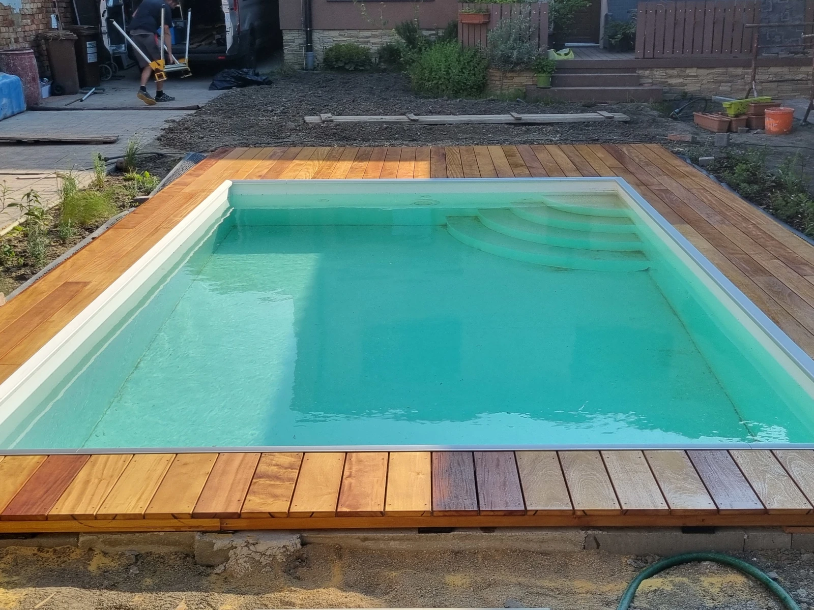 Dřevěná terasa kolem bazénu Garapa, Rakvice