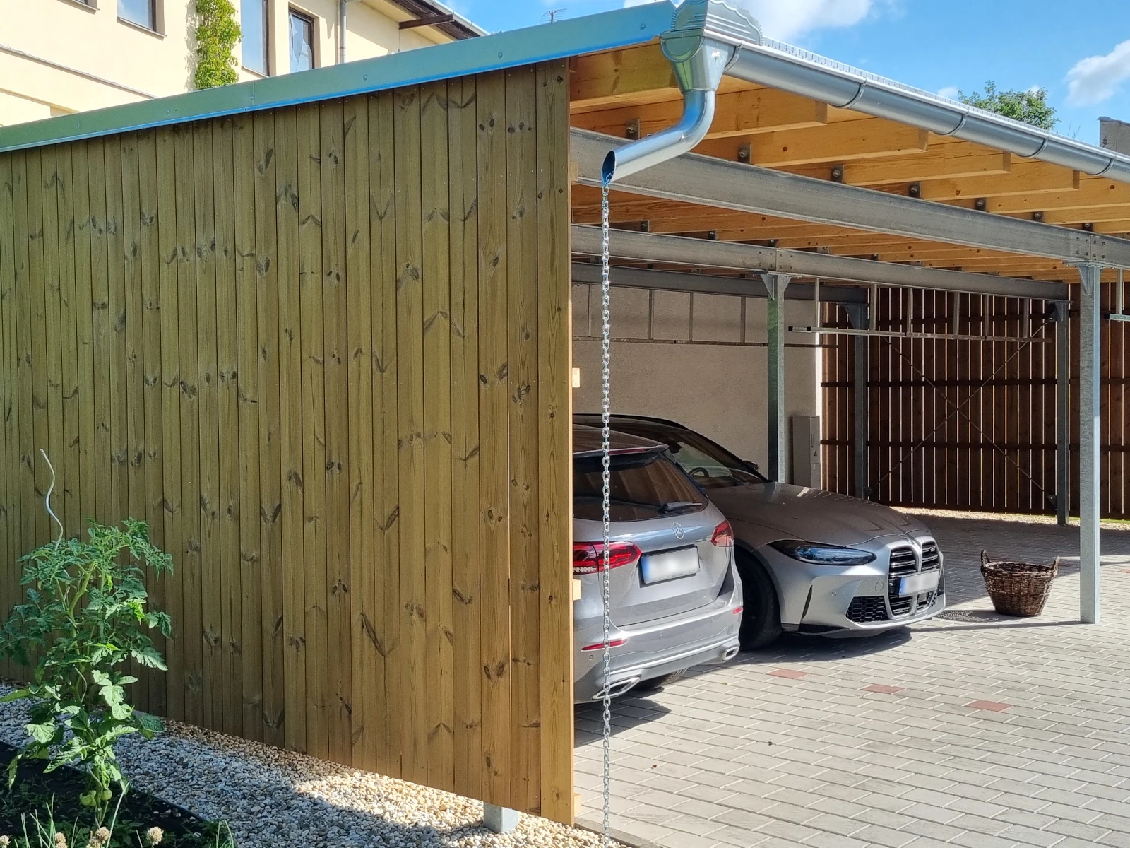 Dřevěný obklad přístřešku na auto